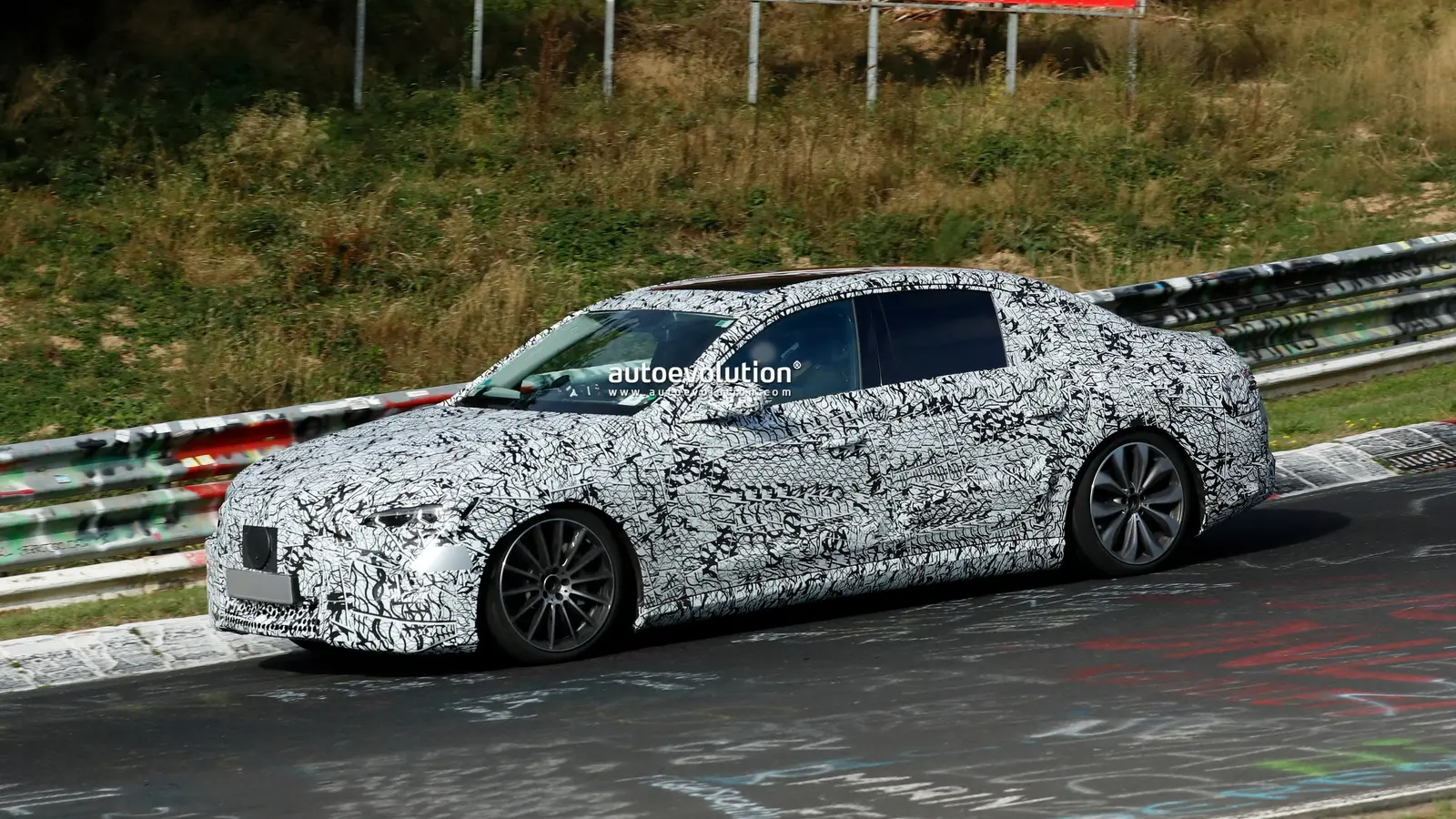 Mercedes E-klassi elektriauto testib Nürburgringil