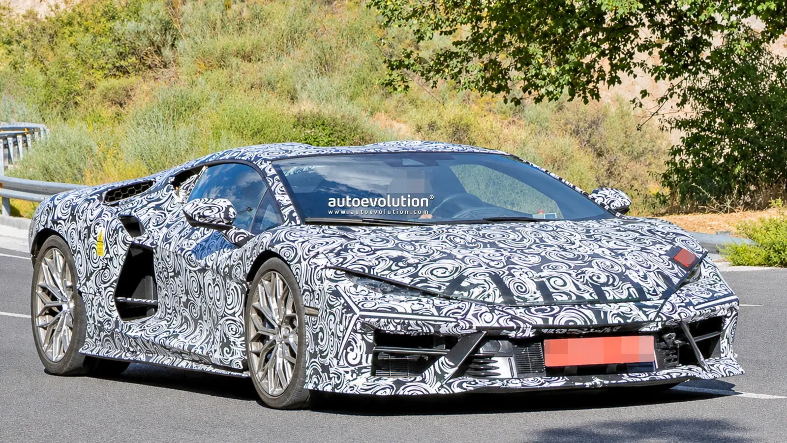Lamborghini Revuelto uuendus tuleb varjatud kujul