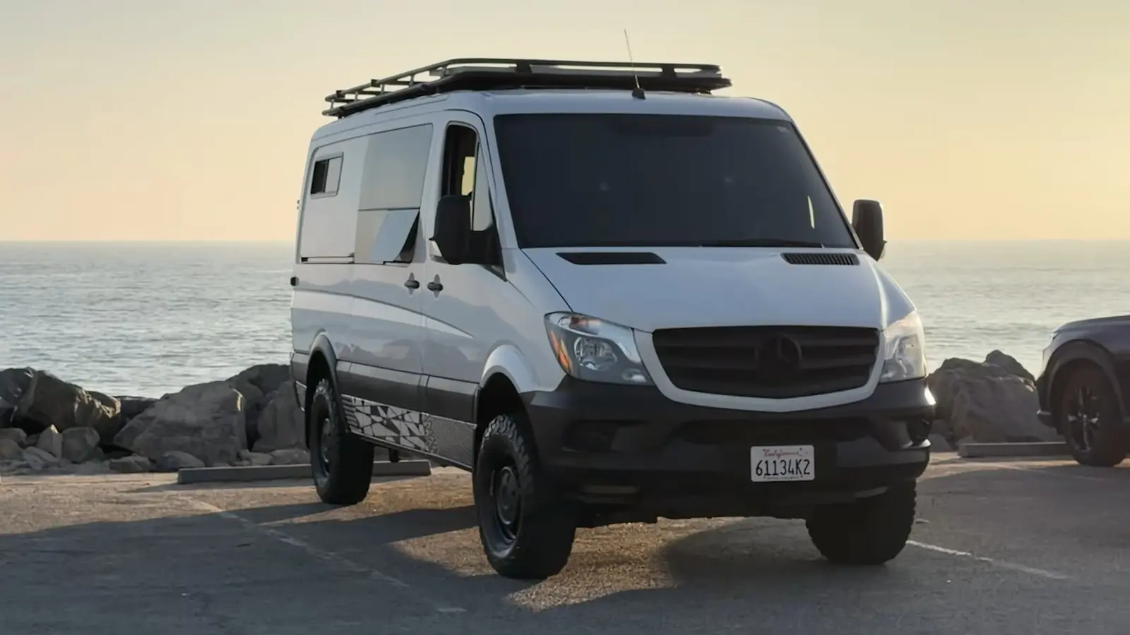 Müügil on kompaktne 4x4 Mercedes Sprinter matkaauto