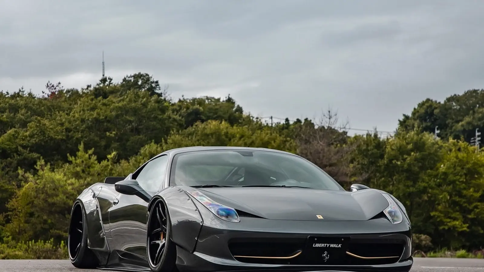 Liberty Walki Ferrari 458 saab ekstreemse laia kere