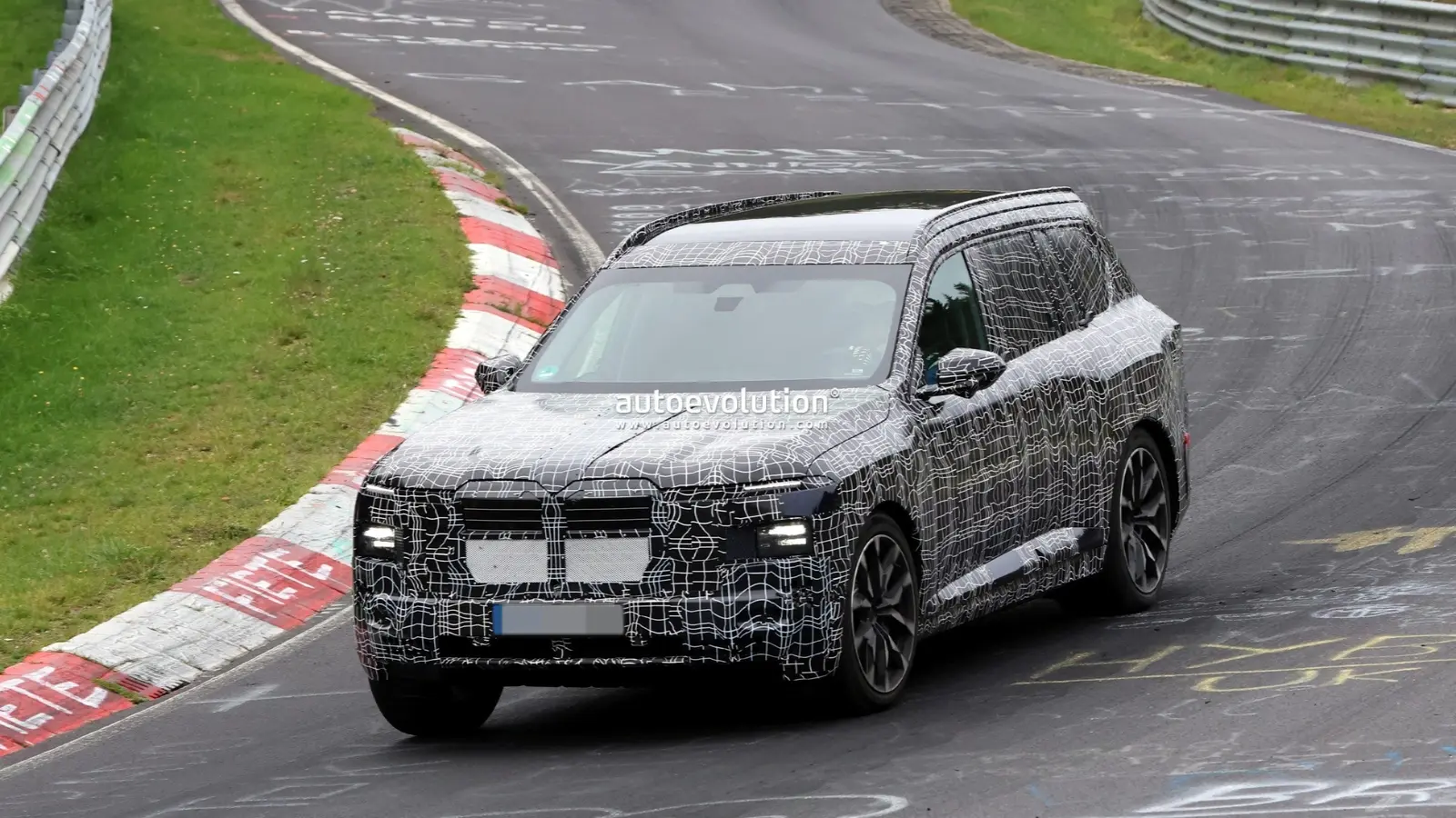 BMW iX7 prototüüp paljastab 2028. aasta uue disaini