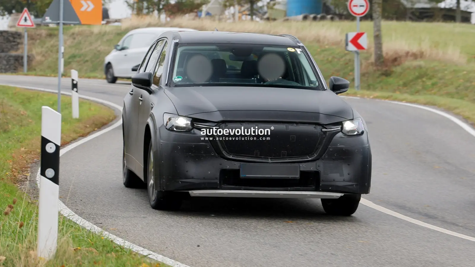Mazda CX-90 elektriline prototüüp tekitab küsimusi