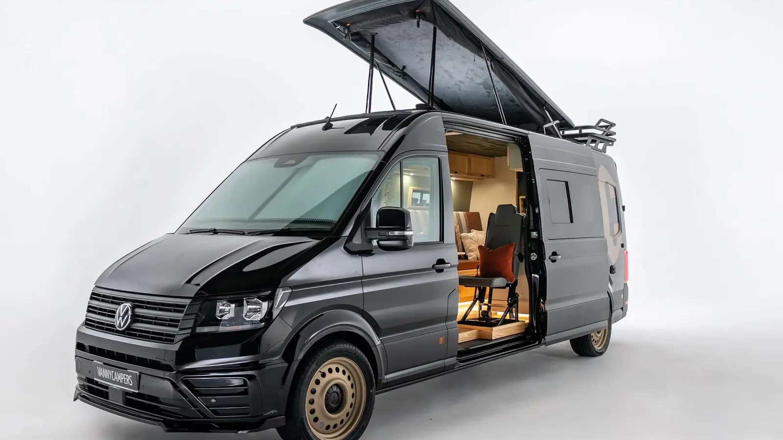 VannyCampersi Newt: neljakohaline VW Crafter matkaauto